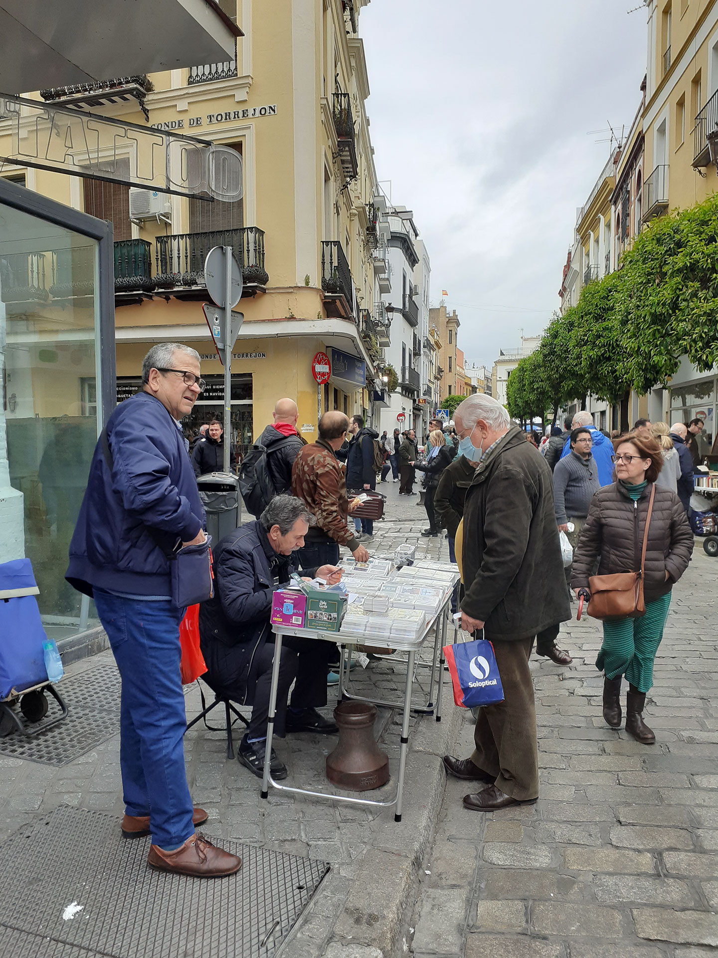 holy-cards-traded-at-mercadillo-historico-el-jueves